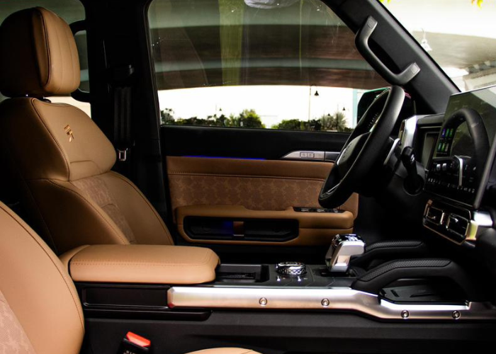 A calm, comfortable companion for Dubai’s busy streets and open roads.